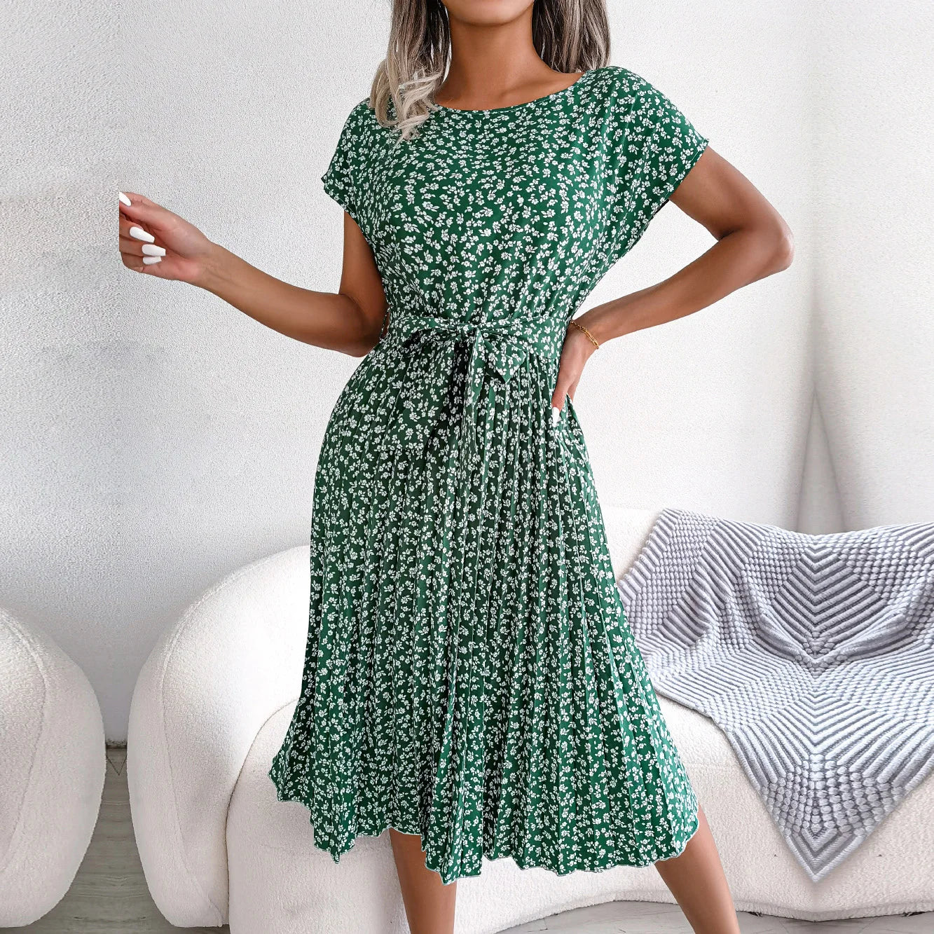 Floral maxi summer dress with pleats and high waist, ideal for garden parties and weddings
